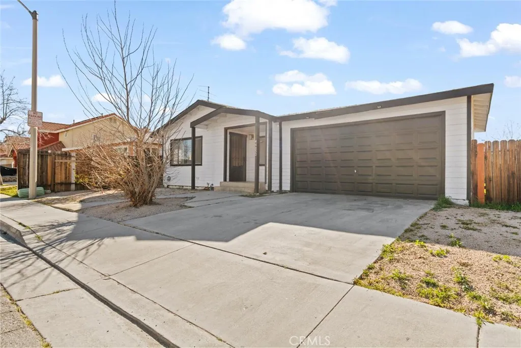 44053 Canyon Way, Lancaster, California 93535 home-pic-2