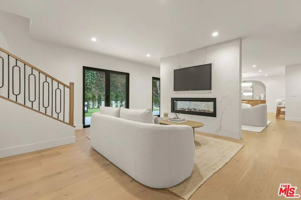 1902 Roscomare Road, Los Angeles, California 90077 home-pic-17