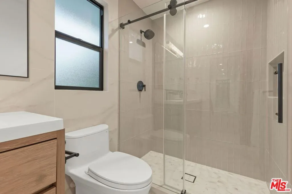 1902 Roscomare Road, Los Angeles, California 90077 home-pic-36