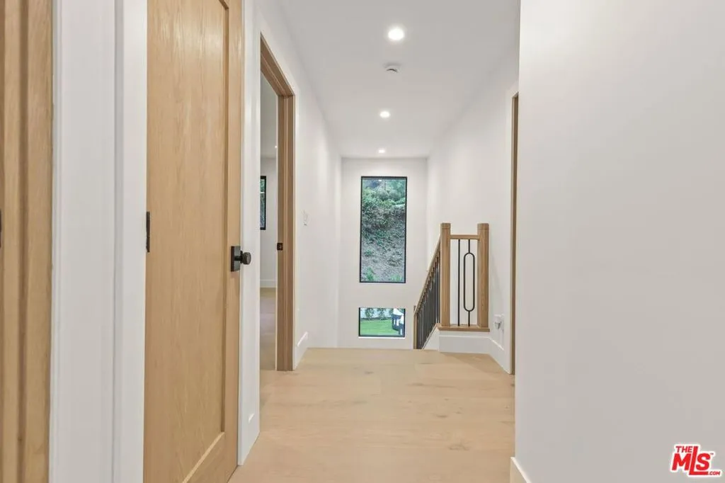 1902 Roscomare Road, Los Angeles, California 90077 home-pic-29