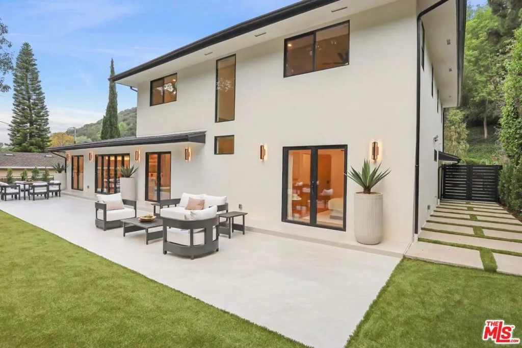 1902 Roscomare Road, Los Angeles, California 90077 home-pic-57