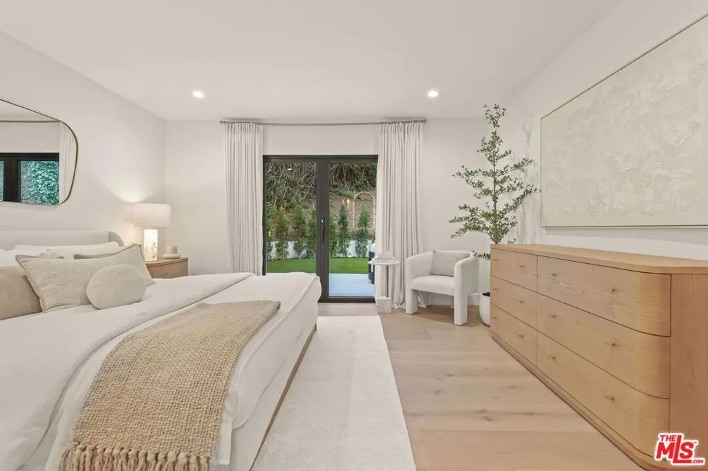 1902 Roscomare Road, Los Angeles, California 90077 home-pic-24
