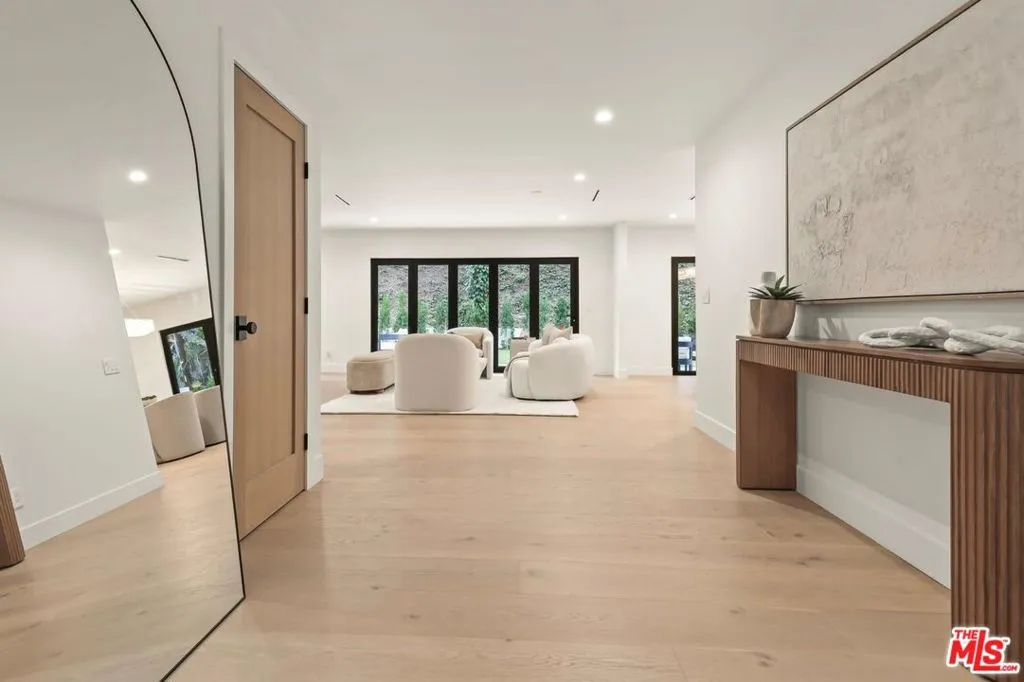 1902 Roscomare Road, Los Angeles, California 90077 home-pic-4