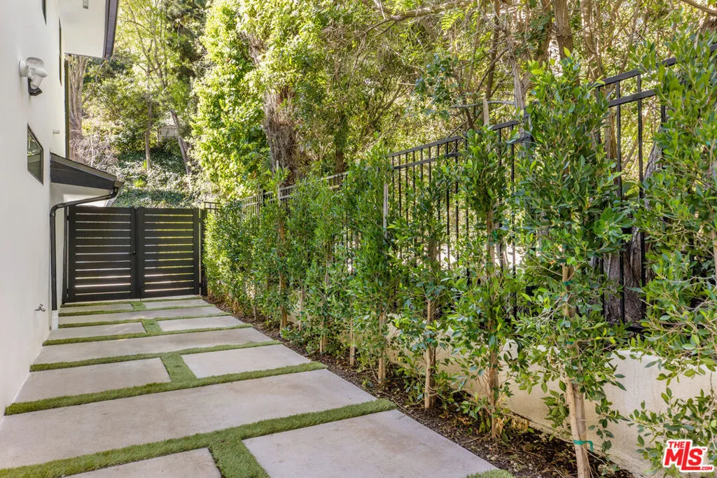 1902 Roscomare Road, Los Angeles, California 90077 home-pic-55