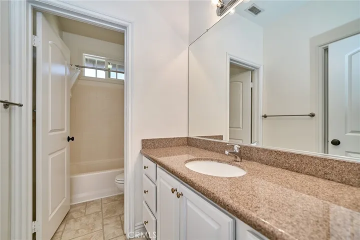 HALLWAY BATHROOM ON 2ND FLOOR