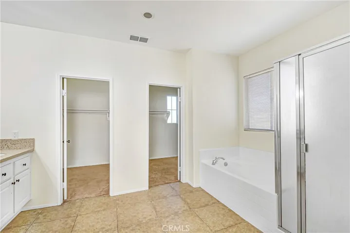 2 Walk In Closet, Tub, Shower, Vanity