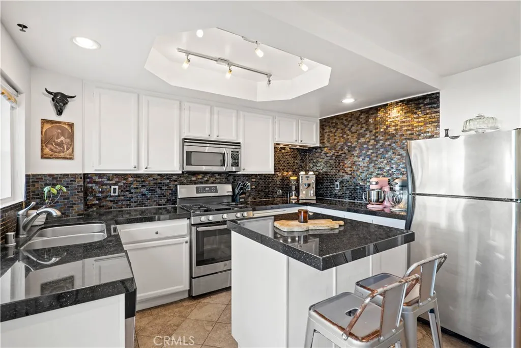 5010 Cahuenga Boulevard 107, North Hollywood, California 91601 home-pic-14