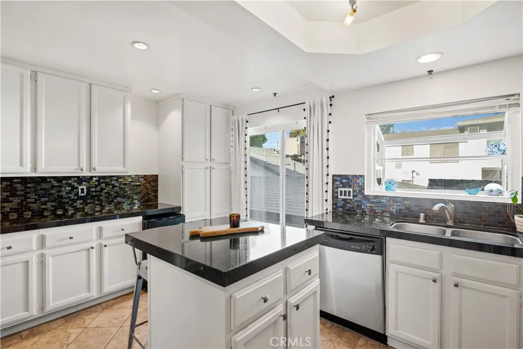 5010 Cahuenga Boulevard 107, North Hollywood, California 91601 home-pic-12