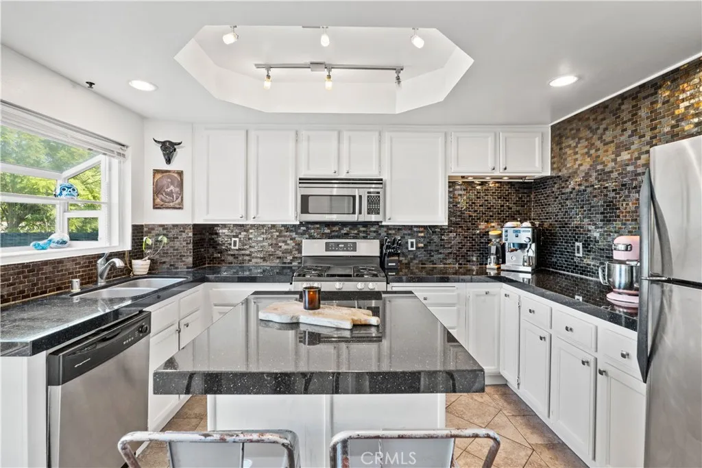 5010 Cahuenga Boulevard 107, North Hollywood, California 91601 home-pic-15