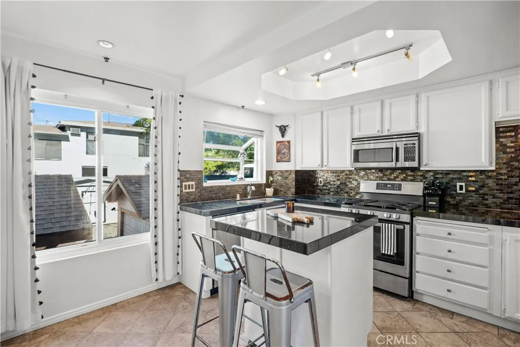 5010 Cahuenga Boulevard 107, North Hollywood, California 91601 home-pic-16