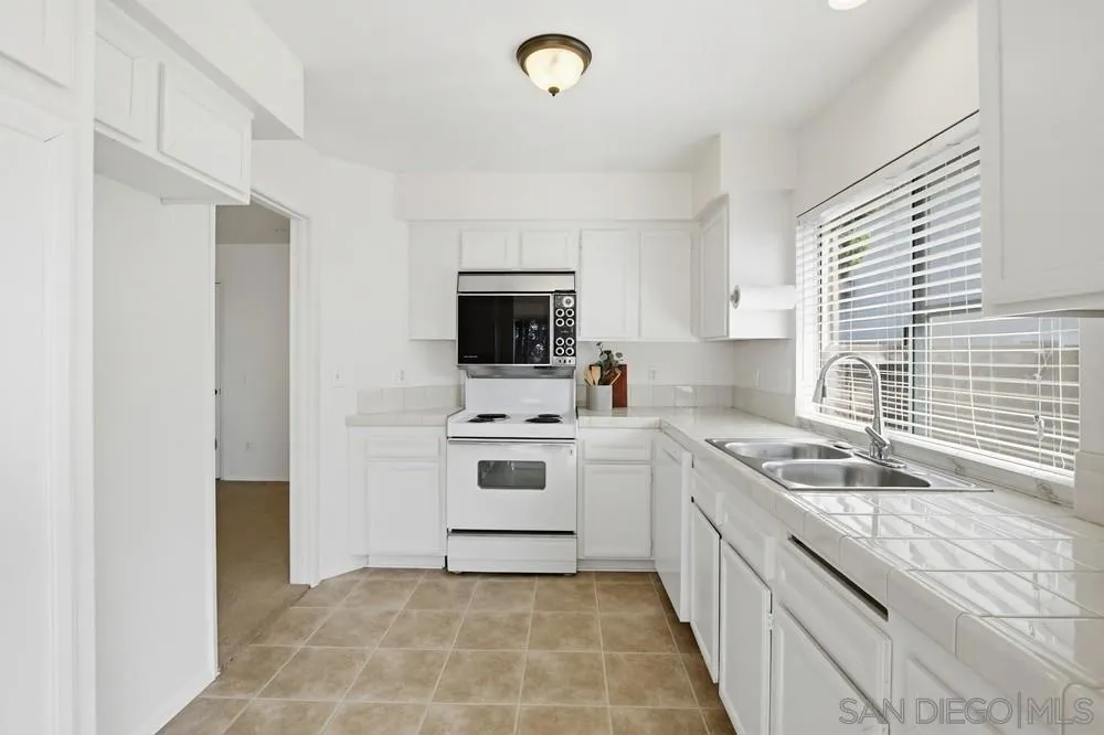 321 Skyridge Ln, Escondido, California 92026 home-pic-8