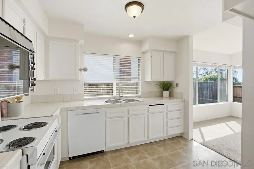 321 Skyridge Ln, Escondido, California 92026 home-pic-9