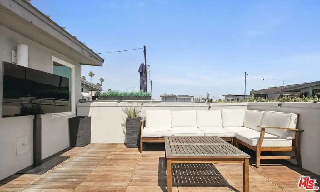 1156 N Orange Drive, Hollywood, California 90038 home-pic-24