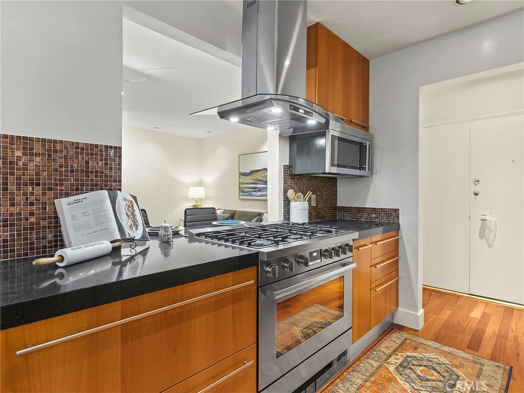1410 S Bentley Avenue 103, Westwood Century City, California 90025 home-pic-4