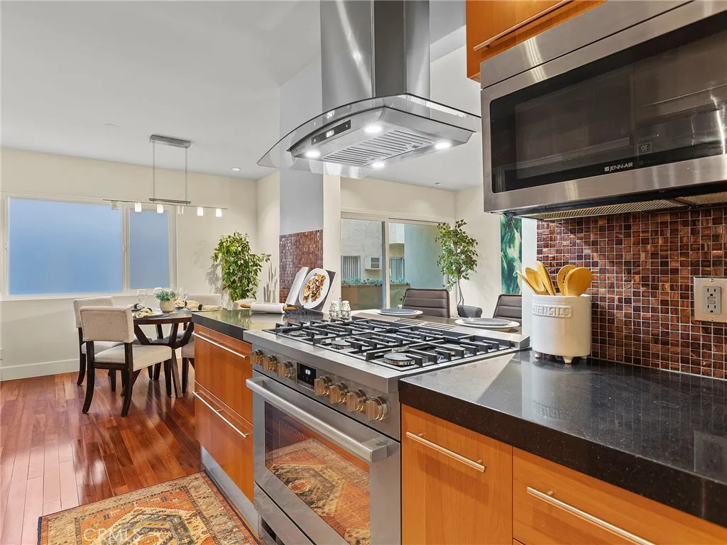 1410 S Bentley Avenue 103, Westwood Century City, California 90025 home-pic-6