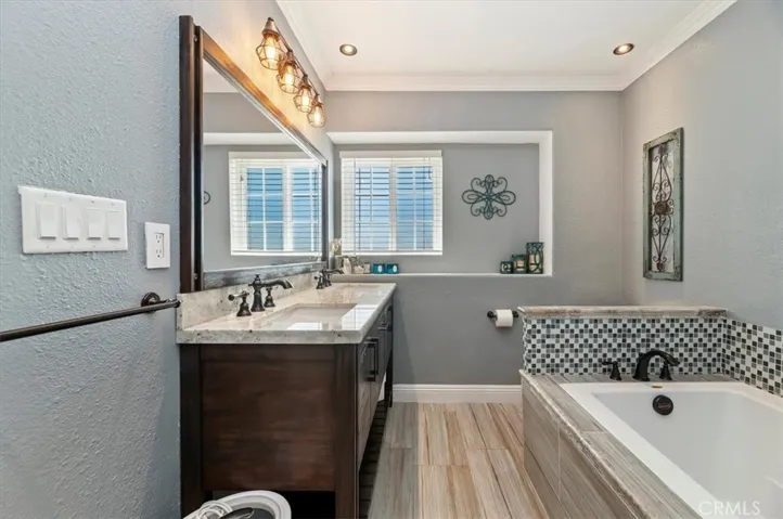 Dual Sinks and Soaking Tub