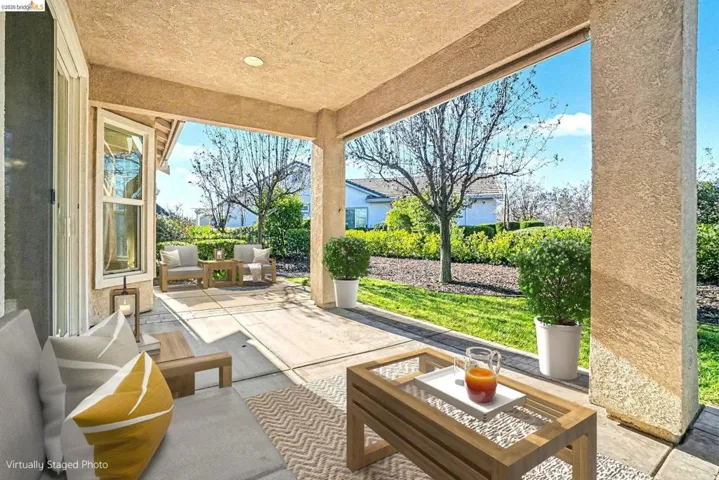 View of patio / terrace featuring an outdoor living space