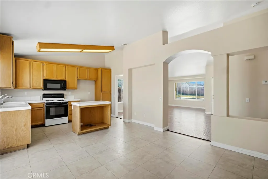 13041 Stanford Drive, Victorville, California 92392 home-pic-18