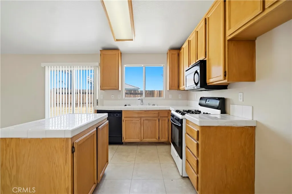 13041 Stanford Drive, Victorville, California 92392 home-pic-19