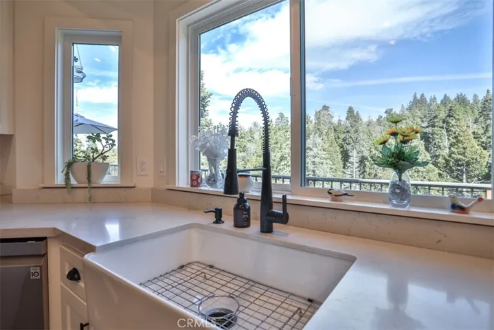 28622 Shenandoah Drive, Lake Arrowhead, California 92352