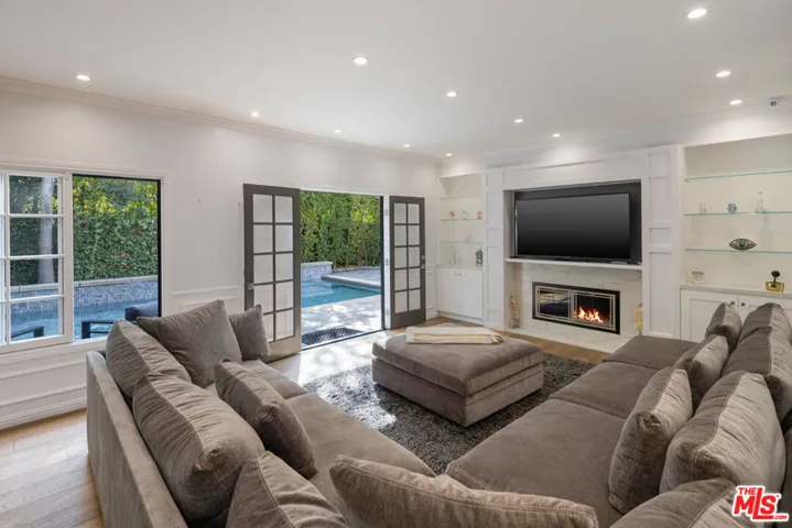 15916 Daniel Lane, Encino, California 91436