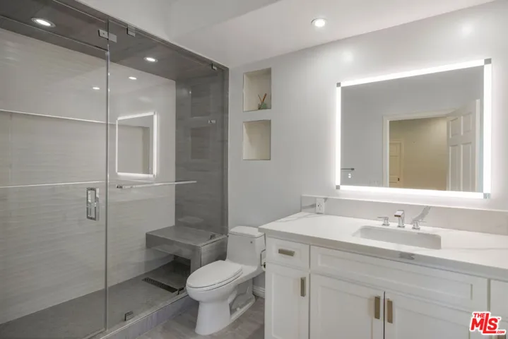 15916 Daniel Lane, Encino, California 91436