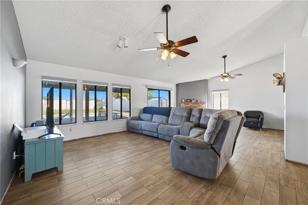 13454 Elm, Hesperia, California 92344 home-pic-3