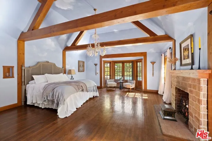 Master with Soaring Ceilings o
