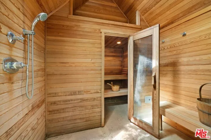 Sauna House with Lounge & Show