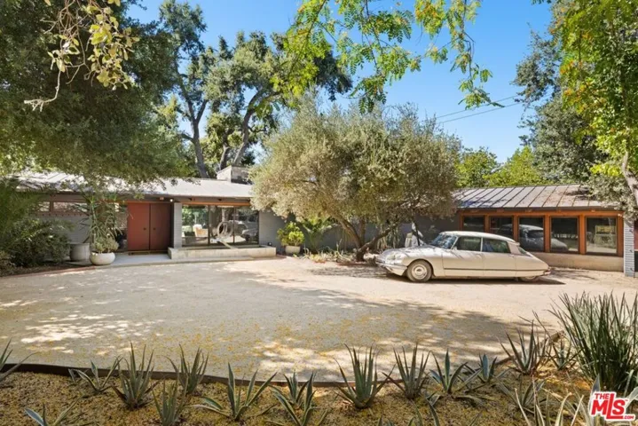 Mid Century home w Proffession