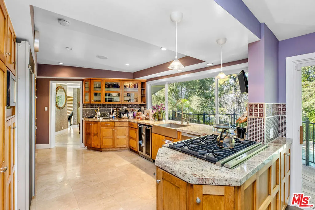 4968 Queen Florence Lane, Woodland Hills, California 91364 home-pic-12