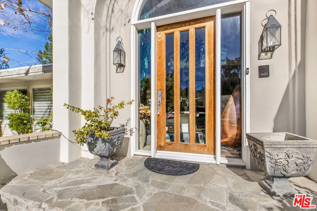 4968 Queen Florence Lane, Woodland Hills, California 91364 home-pic-4