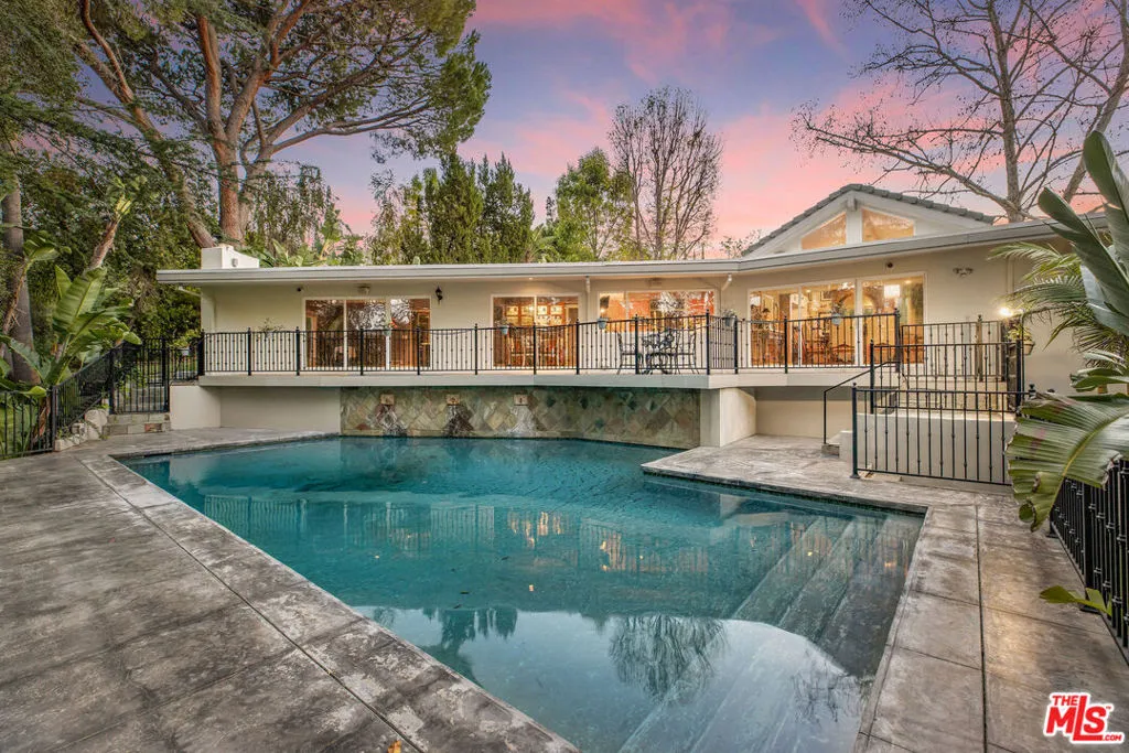 4968 Queen Florence Lane, Woodland Hills, California 91364 home-pic-2