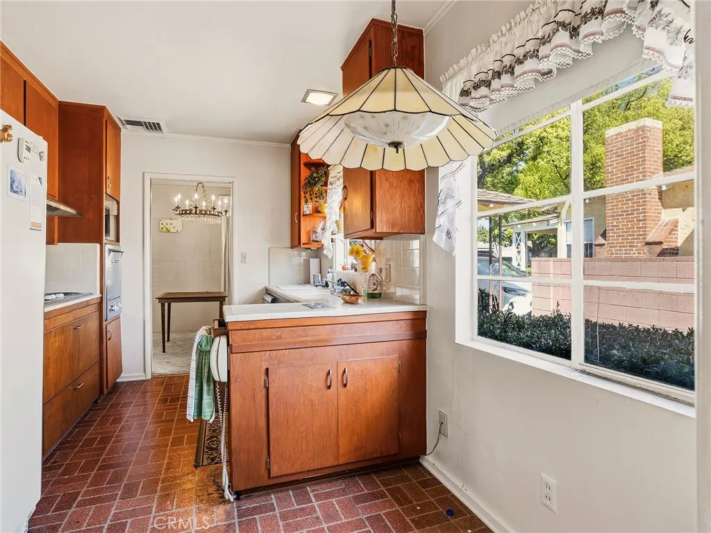 236 W Providencia Avenue, Burbank, California 91502 home-pic-6