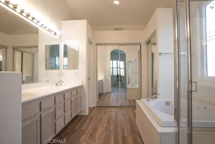 Main bedroom bathroom