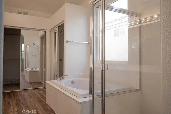 Main bedroom bathroom shower / tub