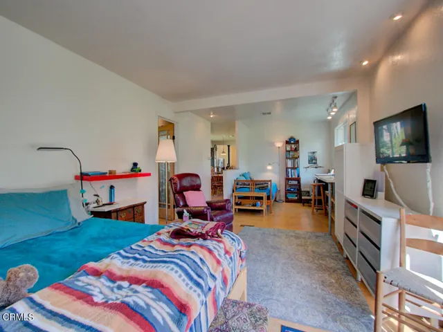 Natural light throughout