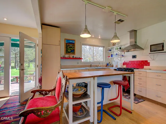 Island for dining and prep