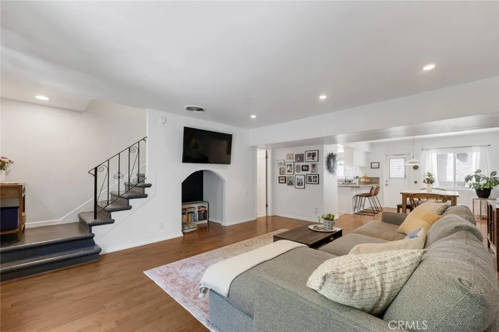 14238 Dickens Street 3, Sherman Oaks, California 91423 home-pic-14