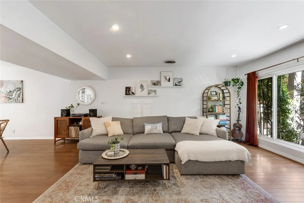 14238 Dickens Street 3, Sherman Oaks, California 91423 home-pic-3