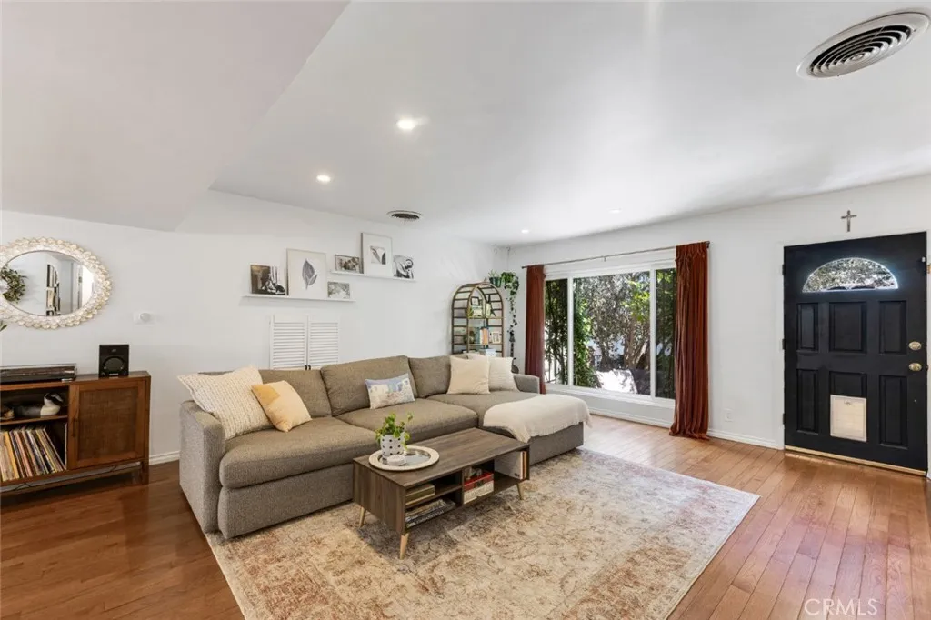 14238 Dickens Street 3, Sherman Oaks, California 91423 home-pic-2