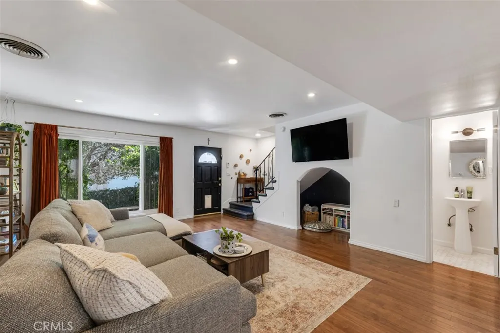 14238 Dickens Street 3, Sherman Oaks, California 91423 home-pic-4