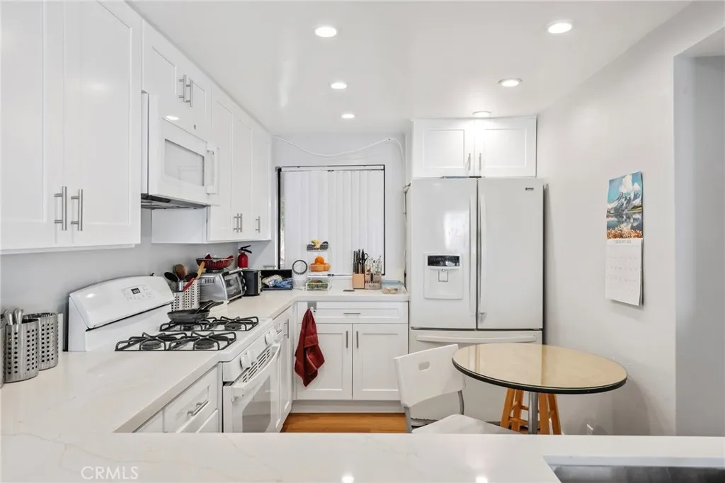 736 Gould Avenue 13, Hermosa Beach, California 90254 home-pic-4