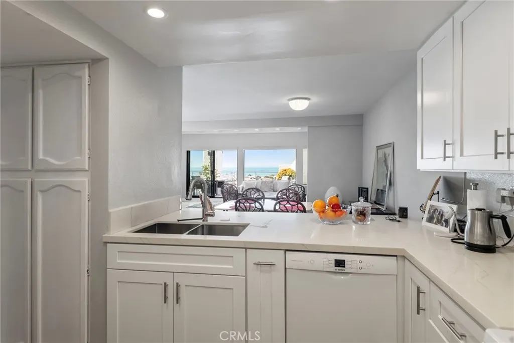 736 Gould Avenue 13, Hermosa Beach, California 90254 home-pic-5