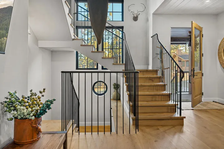 Mid level stairway