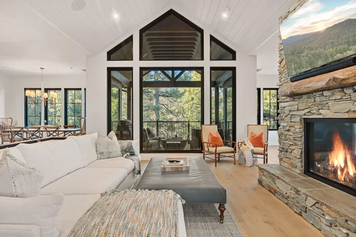 Family room 4