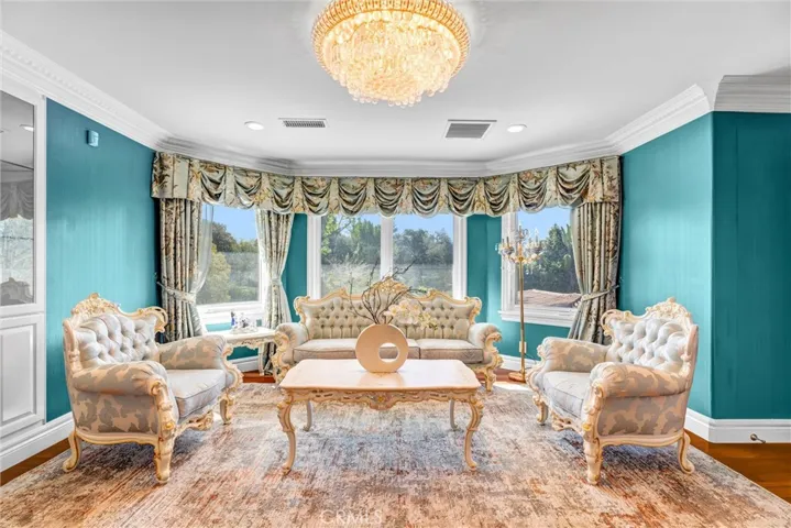 Sitting Area in Prime Bedrm