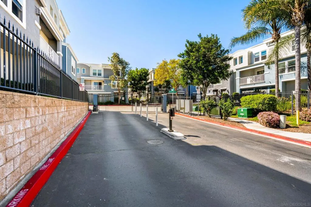 3548 Shoreline Bluff Lane, San Diego, California 92110 home-pic-34