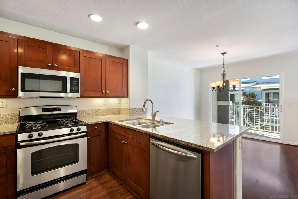 3548 Shoreline Bluff Lane, San Diego, California 92110 home-pic-9