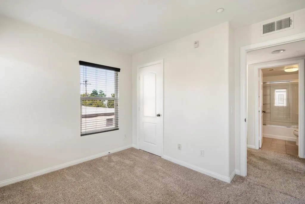 3548 Shoreline Bluff Lane, San Diego, California 92110 home-pic-23